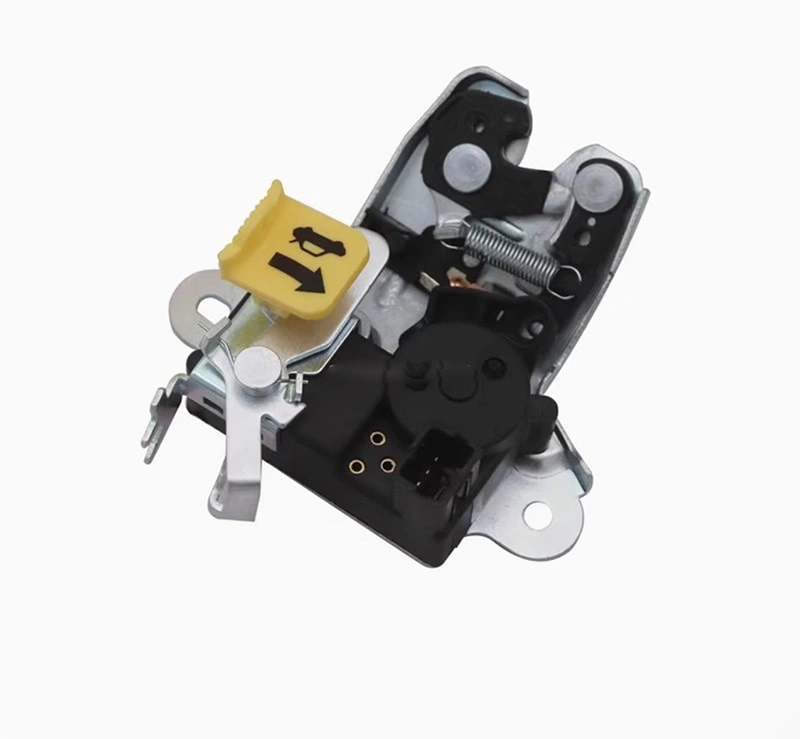 Recambios para automóviles. Recambio original chino para coche Geely Emgrand GL. Conjunto de cerrojo y motor para puerta trasera del maletero.